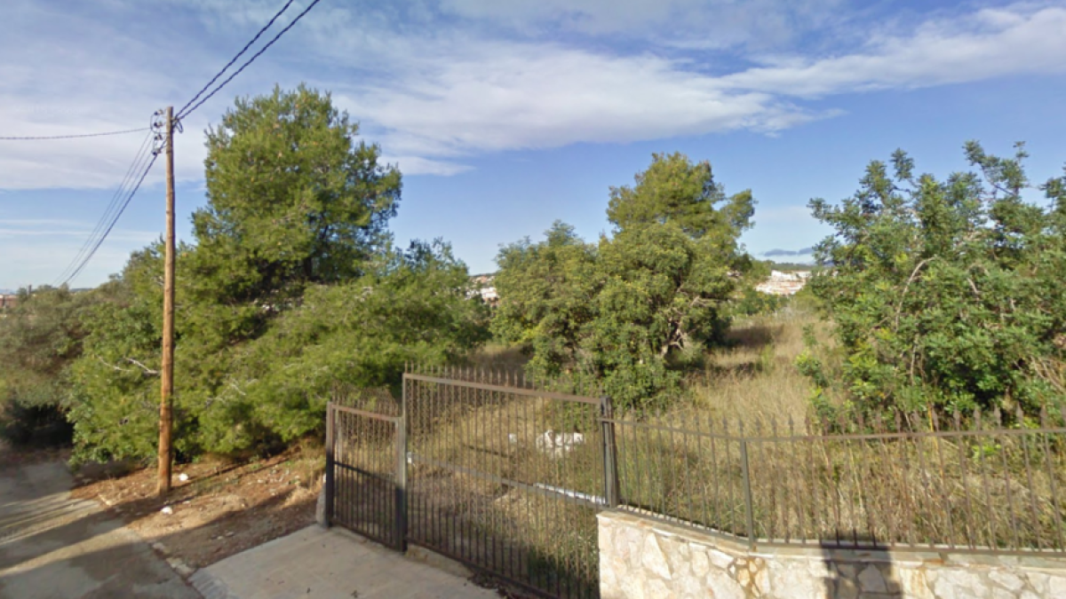 Un fuego quema, aproximadamente, media hectárea de matorrales en Calafell