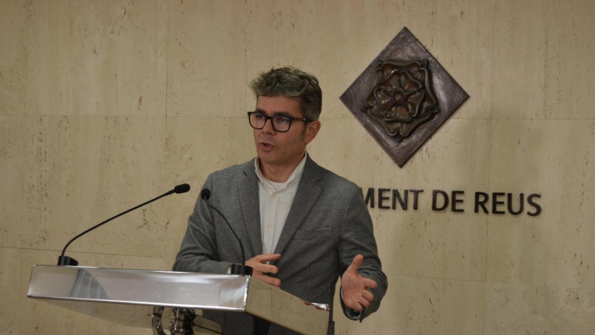 Reus retira los pinos de la plaza de Cataluña por motivos de seguridad