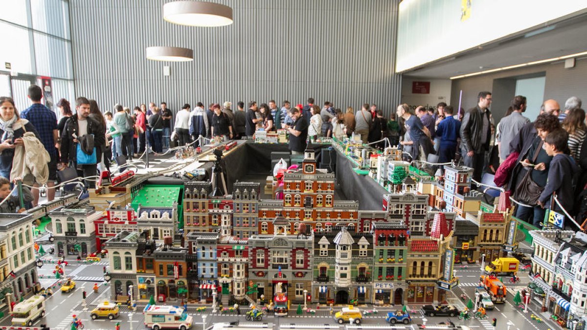 Milers d'aficionats a Lego omplen FiraReus amb el Catbrick 2017