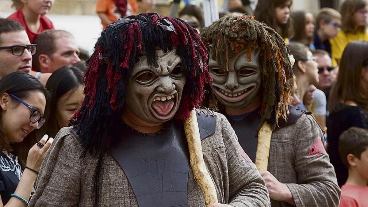 El Ball dels Set Pecats Capitals bufa 15 espelmes presentant la versió petita