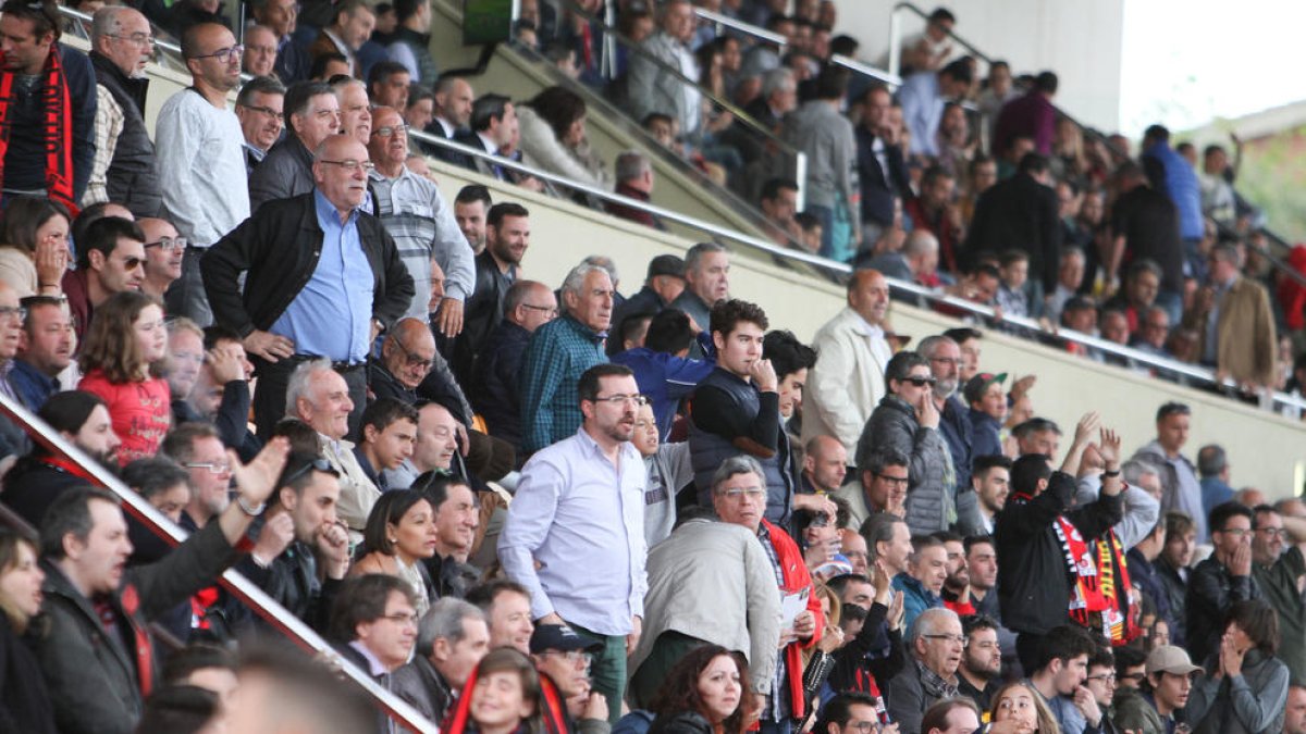 L'afició del CF Reus empeny als seus contra l'Alcorcón