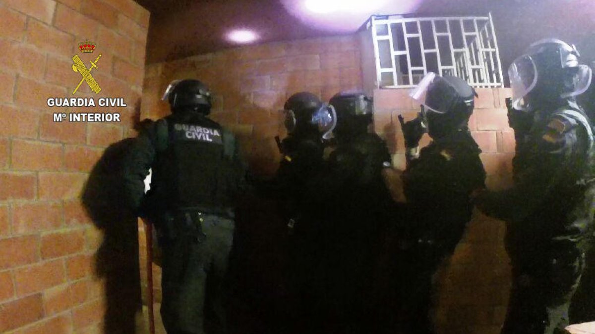 Detingudes vuit persones de dues organitzacions de tràfic de drogues a Reus