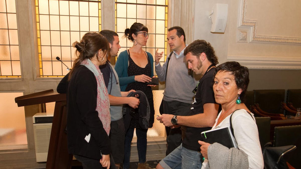 La falta de una fórmula que reúna a 14 concejales traba la moción de censura