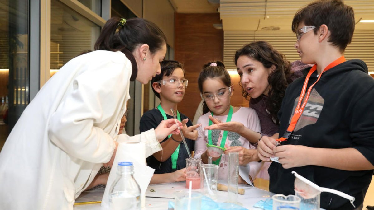 El ICIQ vuelve a acercar la química a 120 familias con un taller poco usual