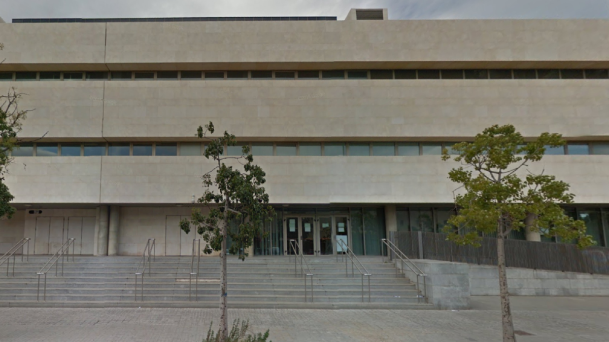 Un home s'enfronta a 40 anys de presó per violar les filles de la seva parella de 7 i 9 anys