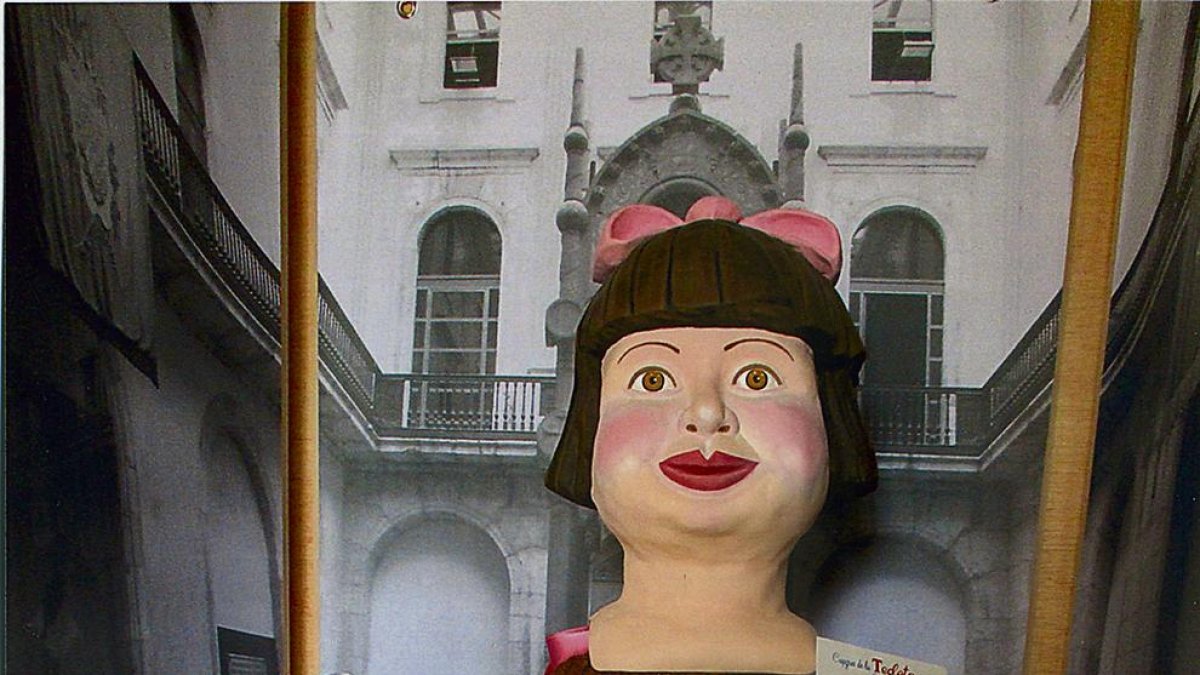 La nina Tecleta torna un any més i felicita els 10 anys del seu capgròs