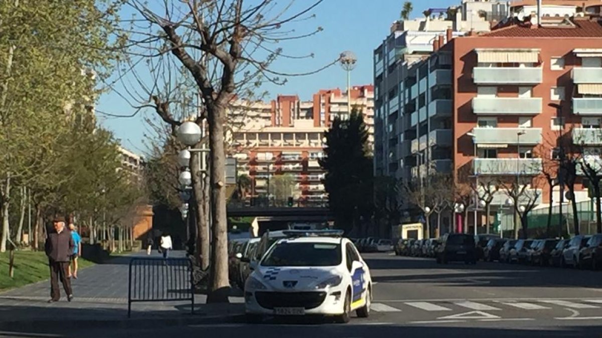 Agrede e intenta robar el arma a los agentes que lo detenían después de robar un coche en Torreforta