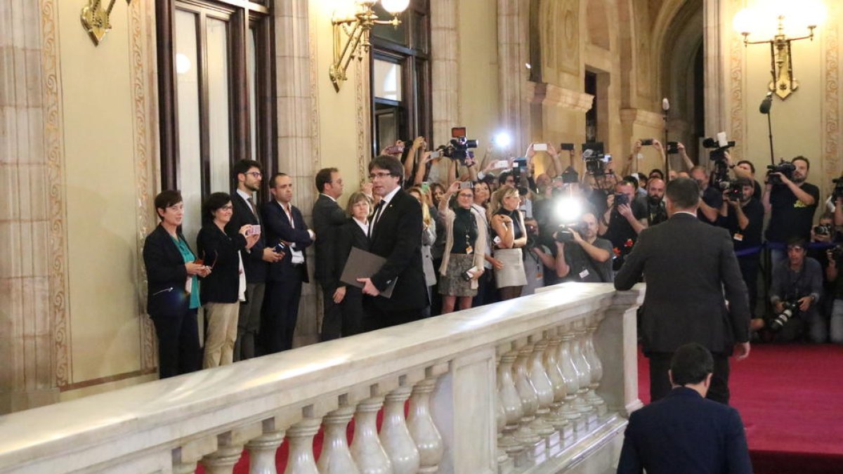 El discurs de Puigdemont s'endarrereix una hora pels contactes internacionals per mediar
