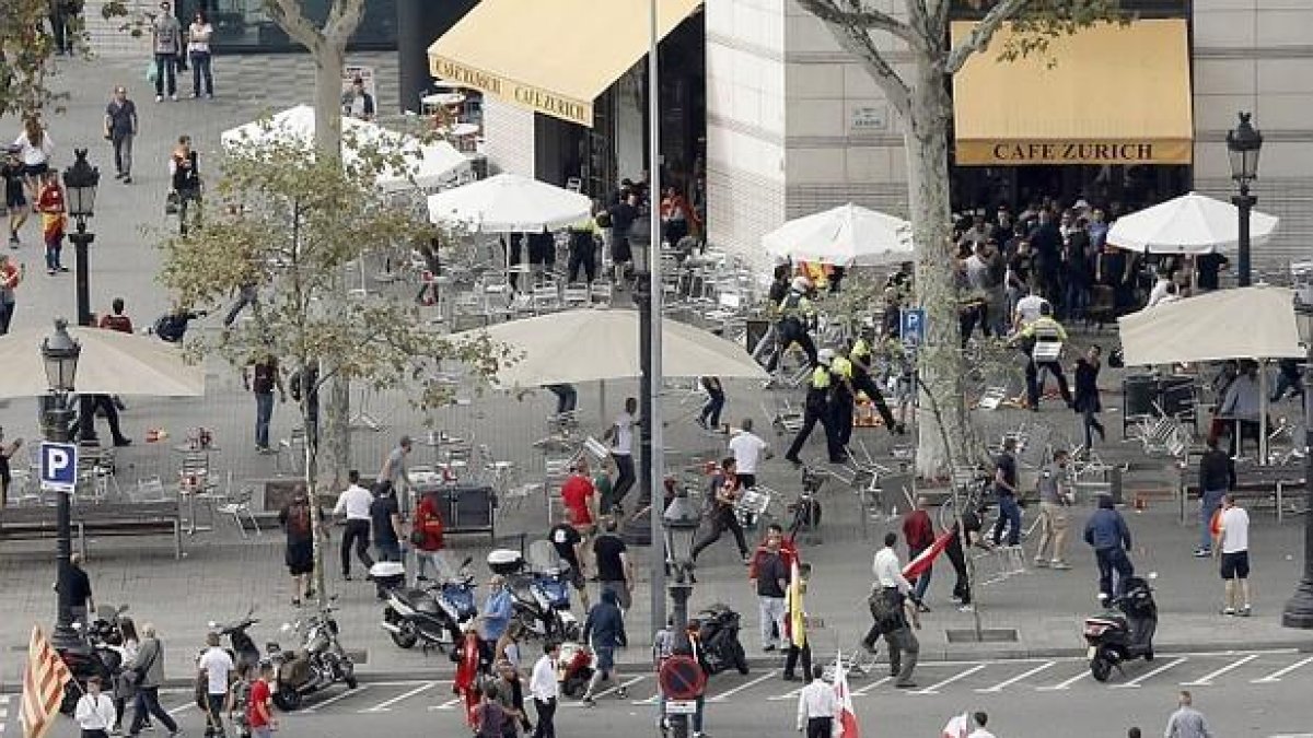 Detenidas siete personas que supuestamente participaron en la pelea del 12-O en plaza Catalunya
