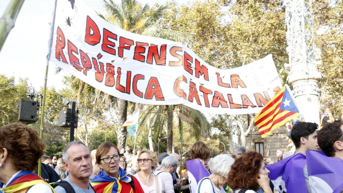 Milers de persones es concentren al Passeig de Lluís Companys esperant la declaració de Puigdemont