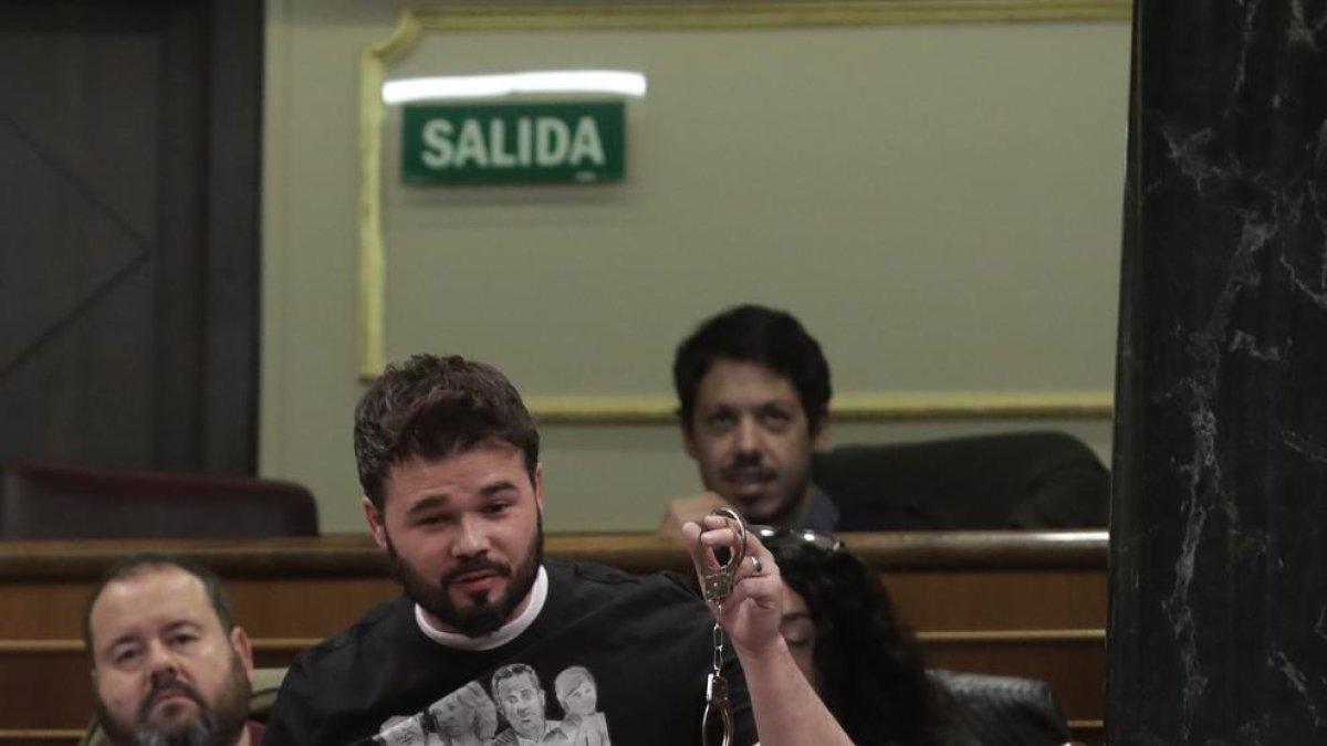 Rufián exhibeix a Zoido unes manilles: «Aquesta és la seva política»
