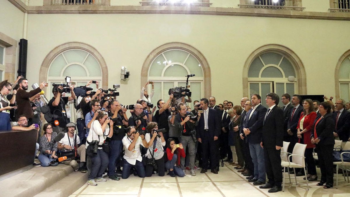 JxSí i la CUP signen una declaració que constitueix la república catalana independent i activa la llei de transitorietat