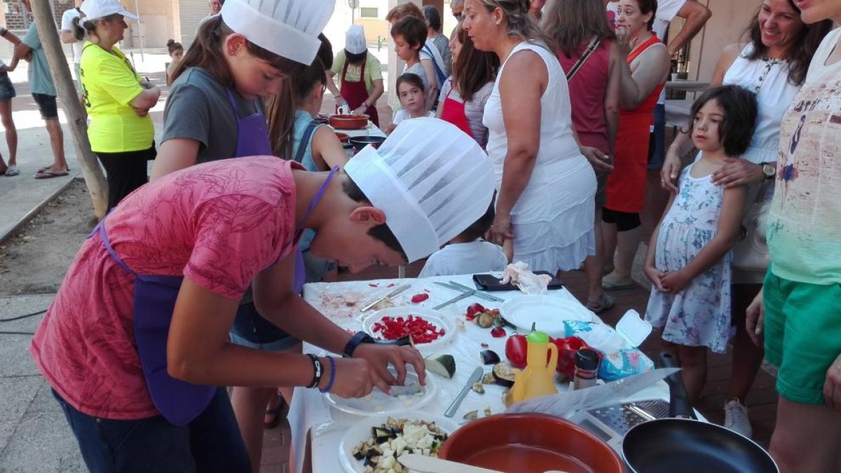 Pequeños y grandes participan en el VI Concurs de Samfaina de Vinyols i els Arcs