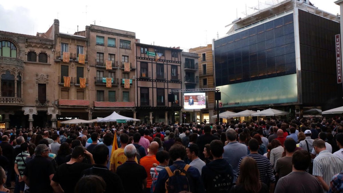 Más de un millar de personas se emocionan en el Mercadal de Reus con la declaración de Puigdemont