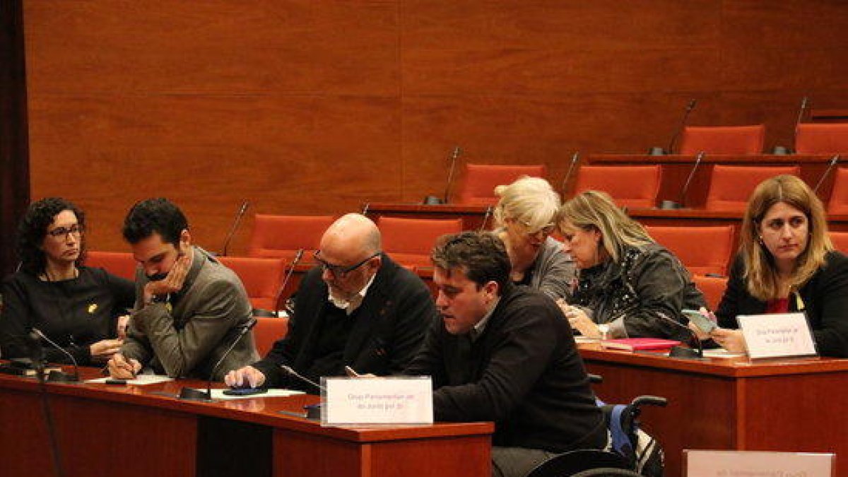 JxSí pide informe sobre la aplicación del 155 para que el Parlamento pueda llevarla al TC