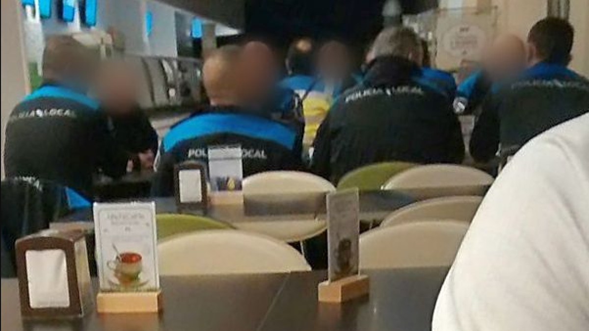 Enxampen a tot el torn policial nocturn prenent café