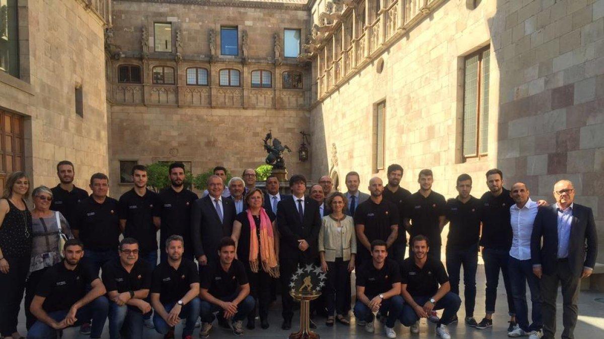 Carles Puigdemont rep al Reus Deportiu la Fira campió d'Europa