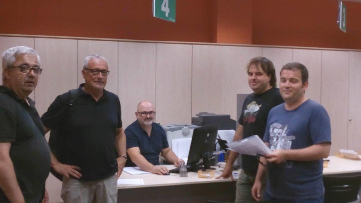 Treballadors municipals presenten 170 signatures contra la moció antireferèndum del PSC
