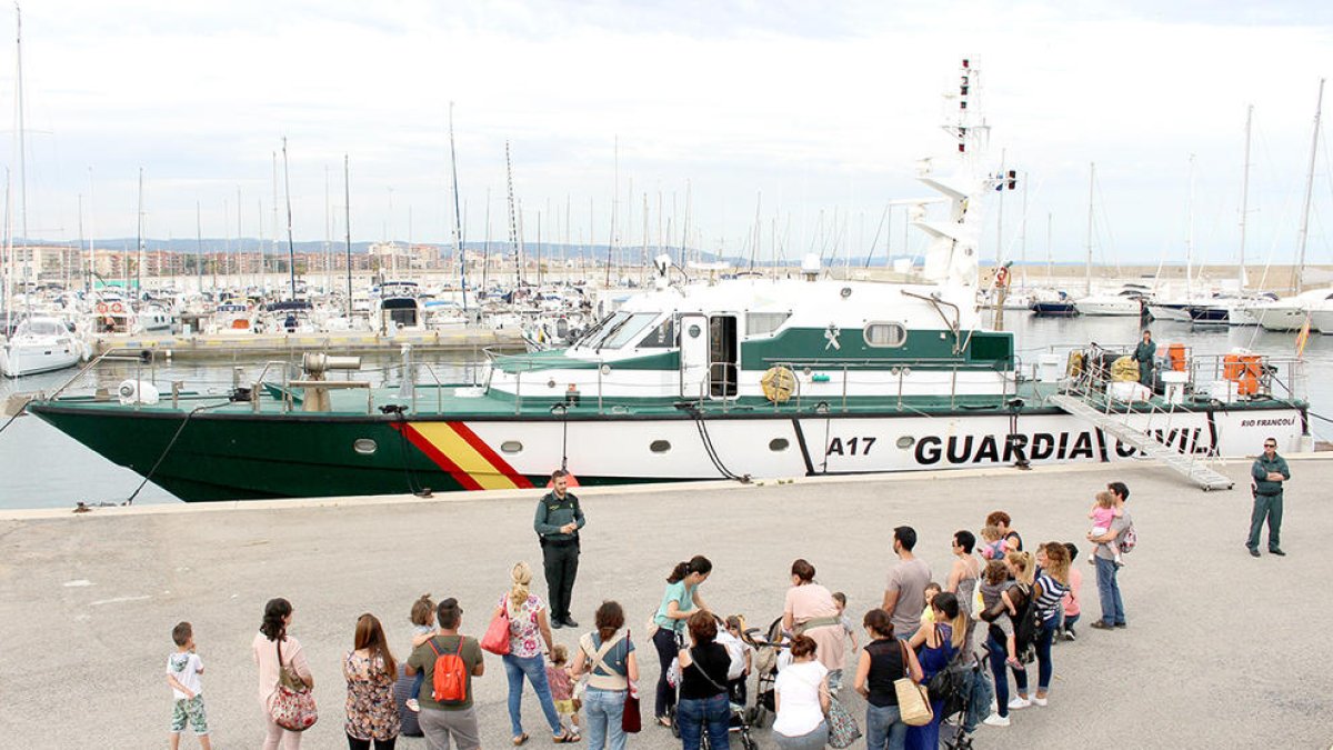 Un grupo de usuarios de la bibilioteca de Torredembarra visita las instalaciones del Servicio Marítimo