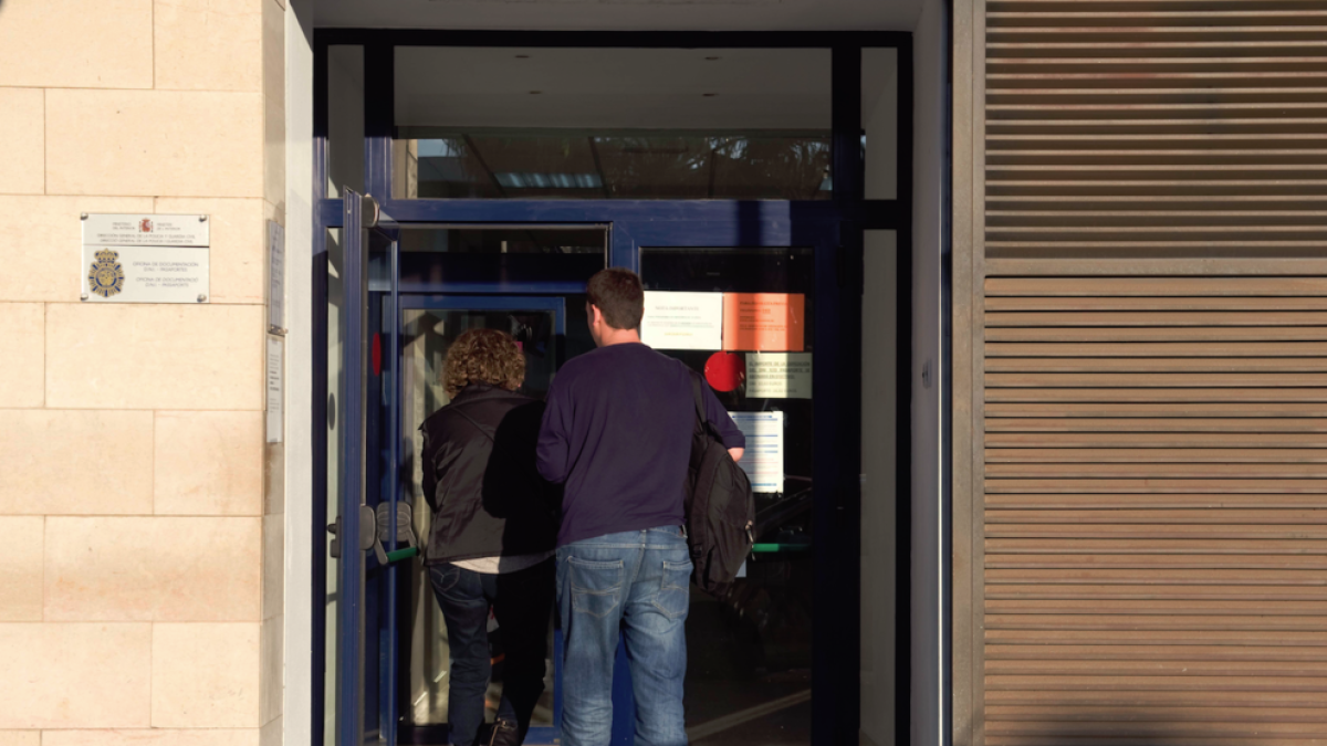 La Policia assegura que s'atenen tots els casos urgents a les oficines de DNI de la demarcació