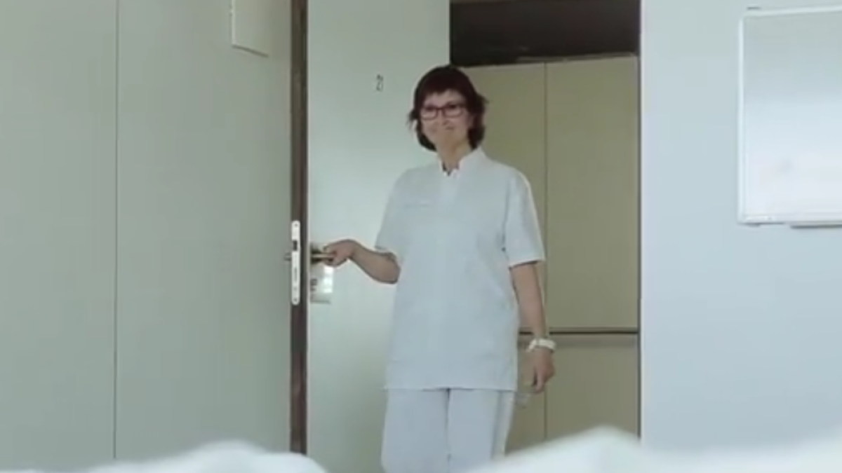 Amojono Luri estrena videoclip con la enfermera que lo cuidó cuando sufrió un cáncer