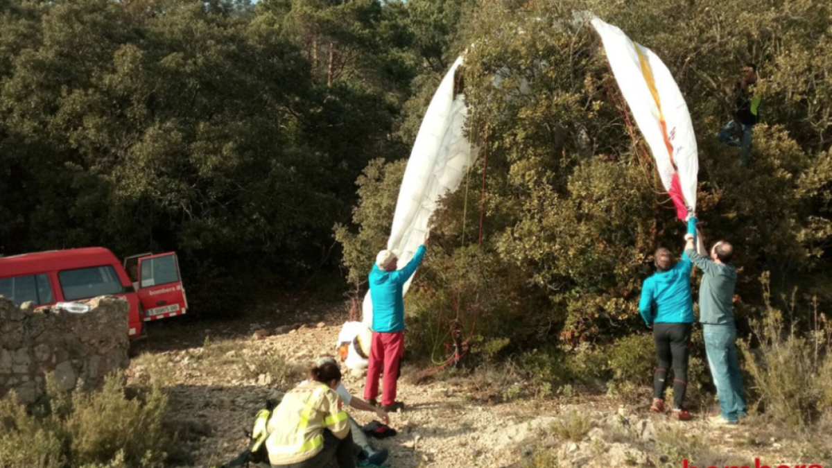 Un home resulta ferit en caure mentre feia parapent a Arbolí