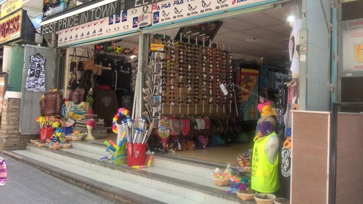 Salou no donarà més llicències pels tendals de les botigues que ocupen la vorera