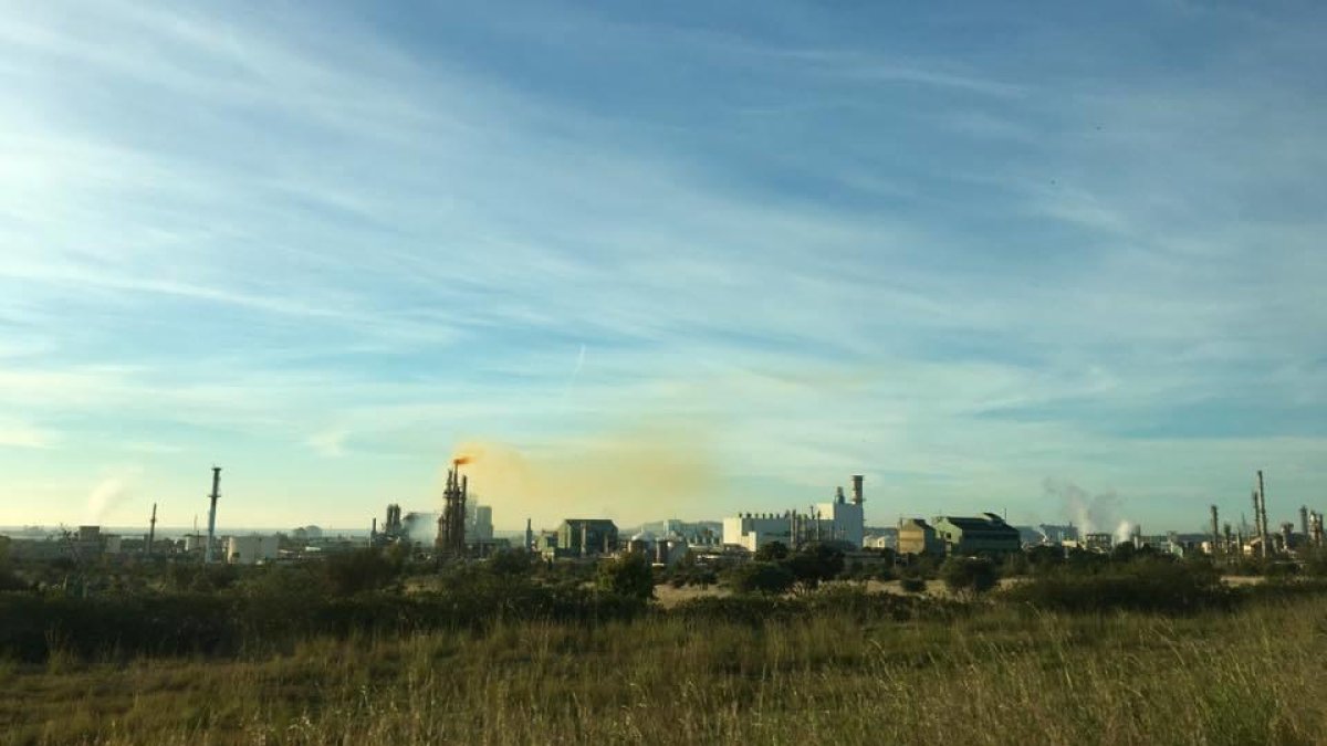 Evacuen un ferit per inhalació de vapor nitrós a la planta Nitricomax