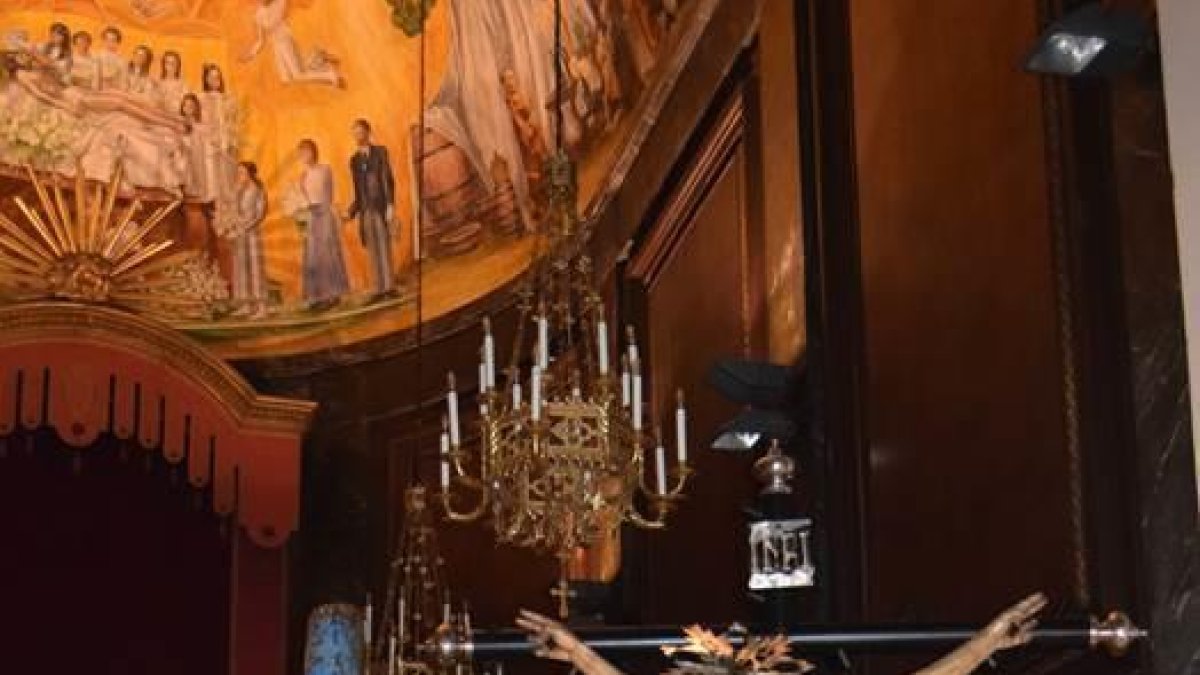 Cinc-centes persones es reuneixen a la Prioral per rebre la Creu de Lampedusa