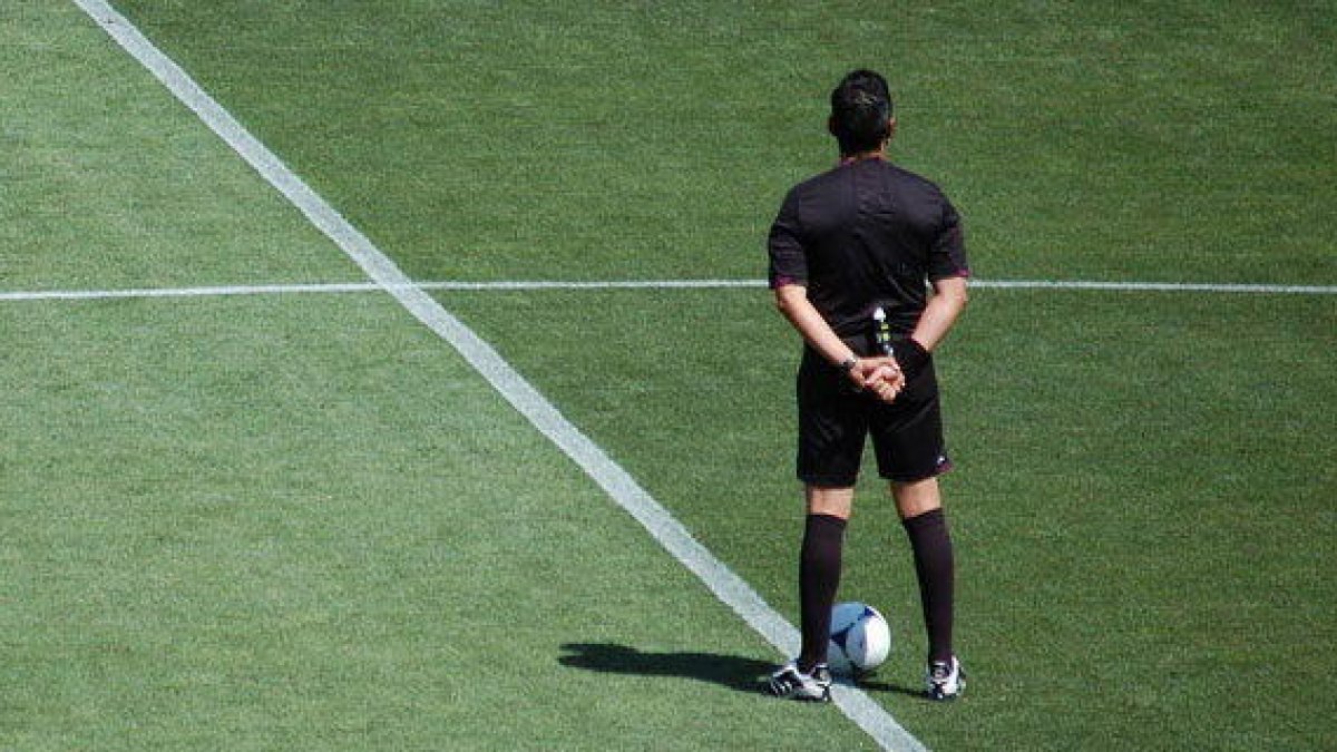 Expedientan a un árbitro por «pasota»