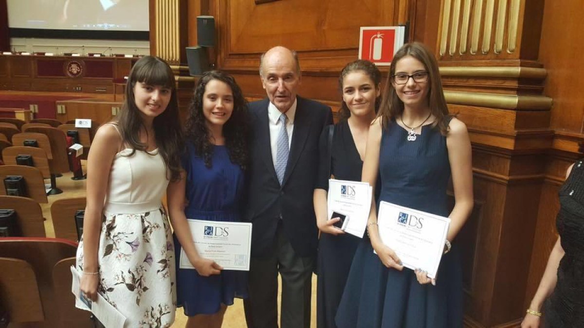 Cuatro alumnas de la Escola Maria Corina, premiadas por un trabajo sobre el uso de la imagen en los centros eductius
