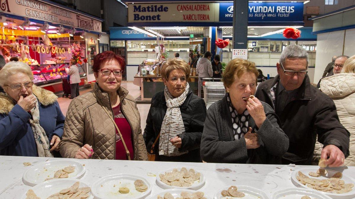 Los reusenses celebran el Dijous Gras con degustación de butifarra de huevo en el Mercat Central