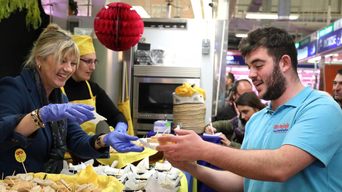 Butifarra de huevo en el Mercat Central de Tarragona para celebrar el Dijous Gras.