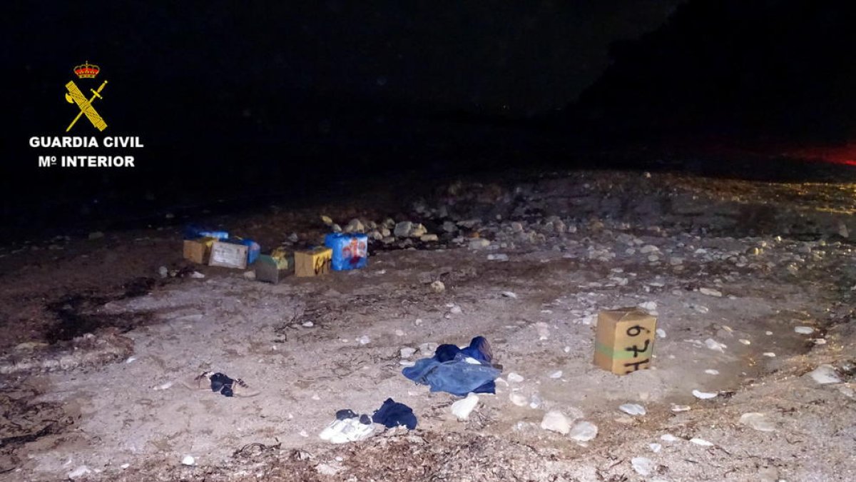 Pasan a disposición judicial 9 detenidos por desembarcar 700 kilos de hachís en el Perelló