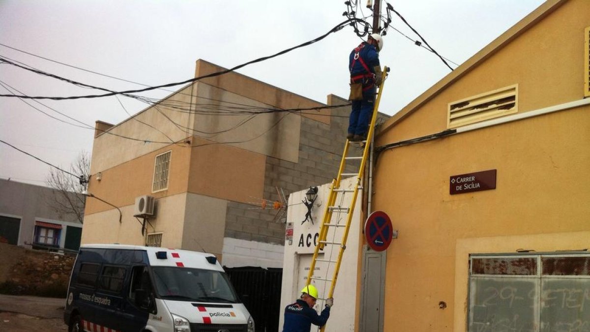 Un incendio en una nave de Reus descubre una plantación indoor de marihuana