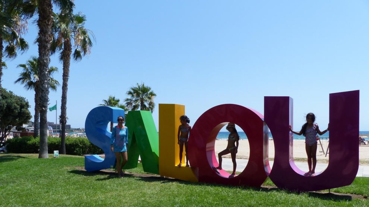 S'instal·len a Salou unes lletres gegants amb el nom del municipi