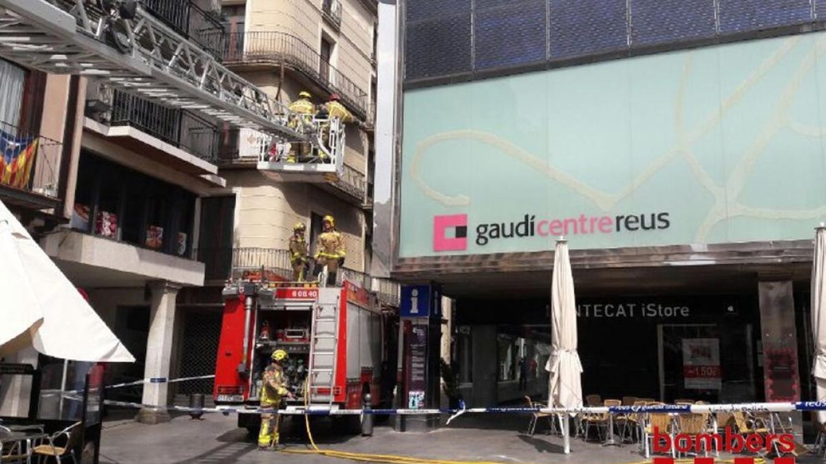Se rompe una plancha metálica de la fachada del Gaudí Centre