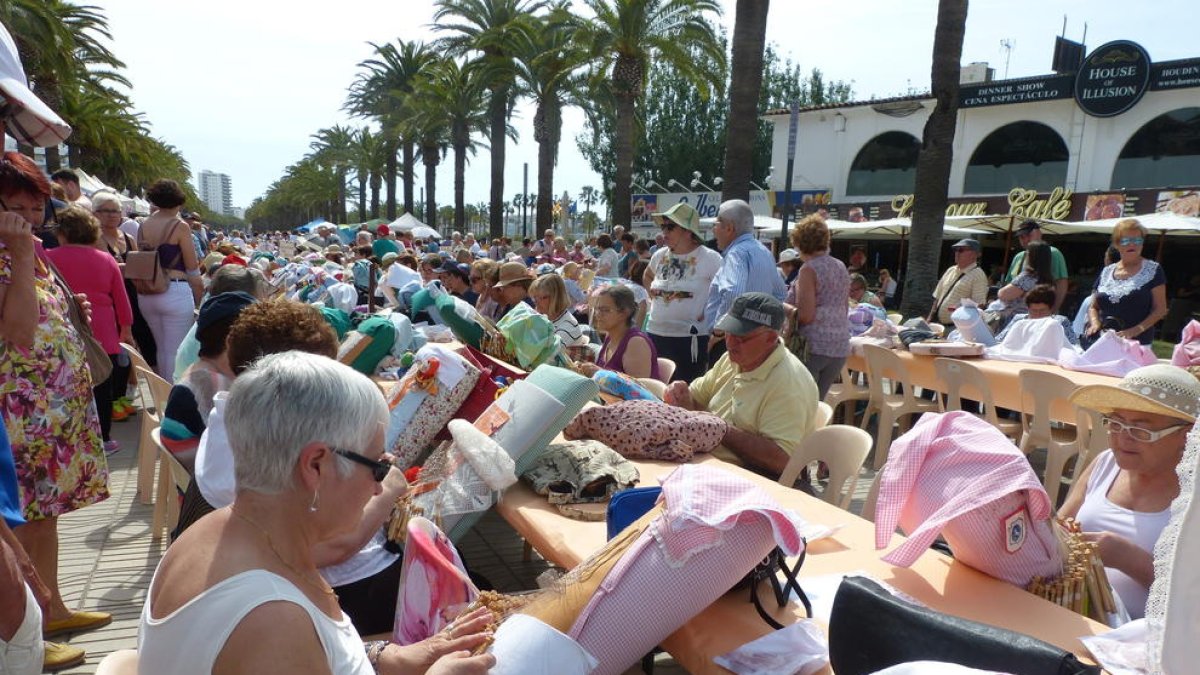 Multitudinario encuentro de encajeros en Salou
