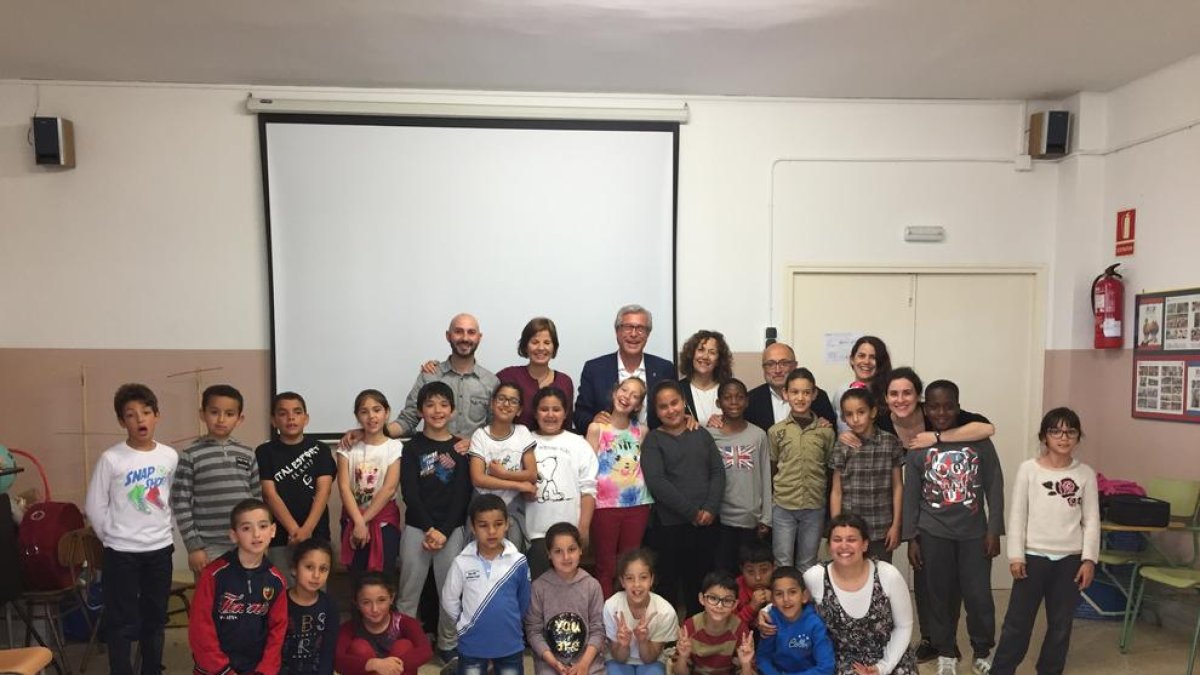 La escuela Sant Salvador recibe Ballesteros para mostrarle el proyecto musical 4 Cuerdas