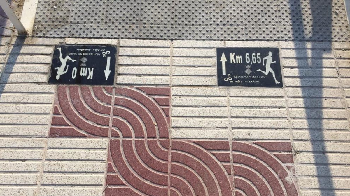 Cunit instal·la plaques de quilometratge al Passeig Marítim per a fer esport