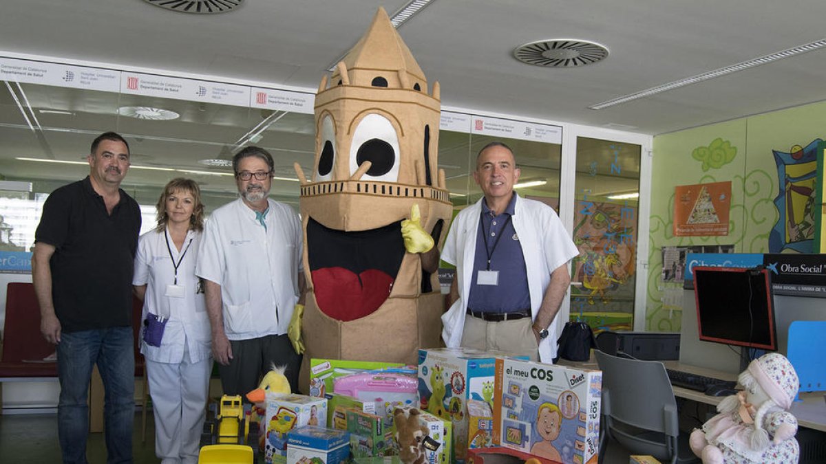 El Campi porta joguines pels nens i nenes ingressats a l'hospital Sant Joan