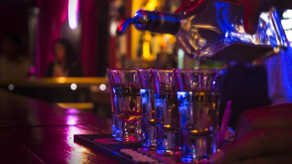 Un preso amenaza al amo de un bar por el precio de un chupito