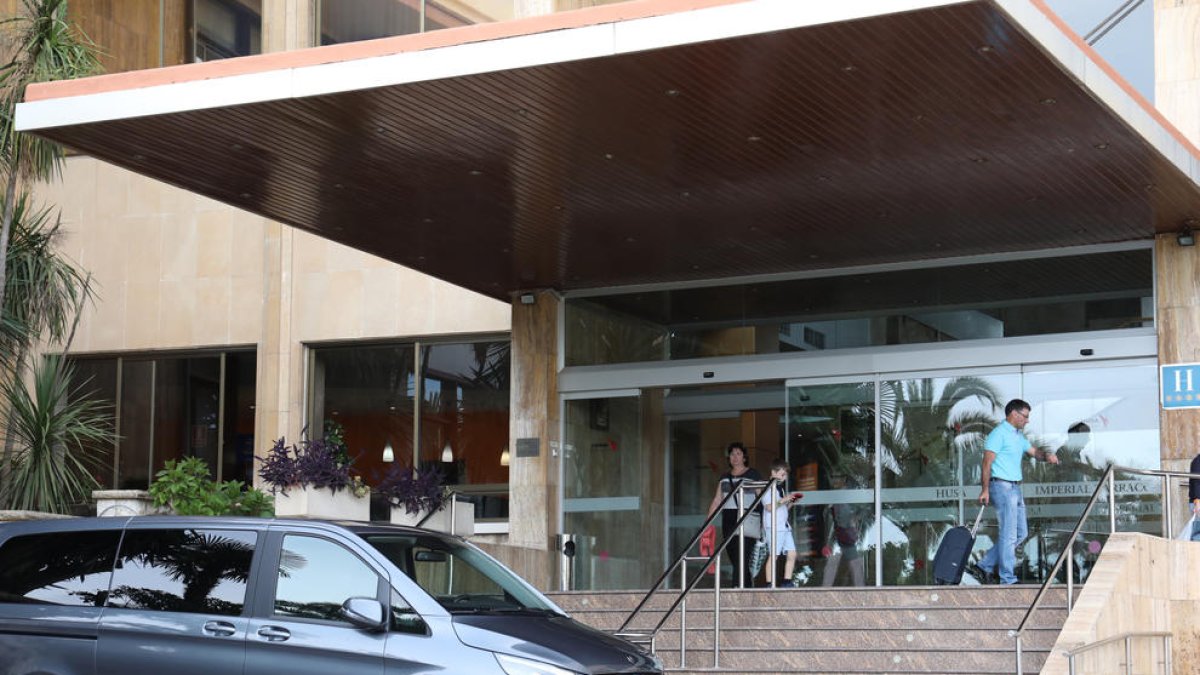 Los últimos clientes del Husa Imperial Tarraco cierran la puerta del hotel