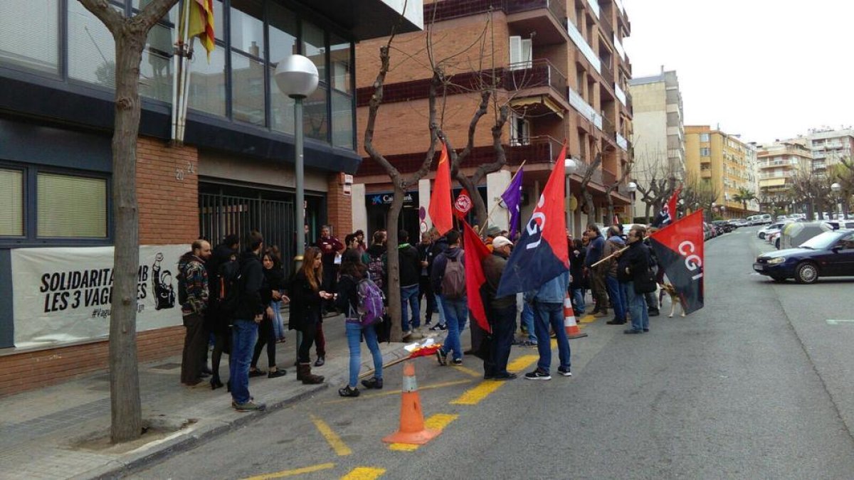 Una treintena de personas dan apoyo a los huelguistas acusados de desorden público