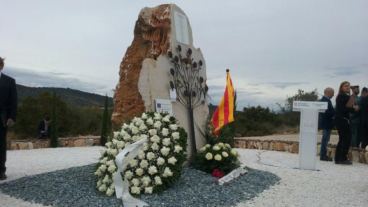 Les Terres de l'Ebre recorden les víctimes de Freginals amb roses blanques