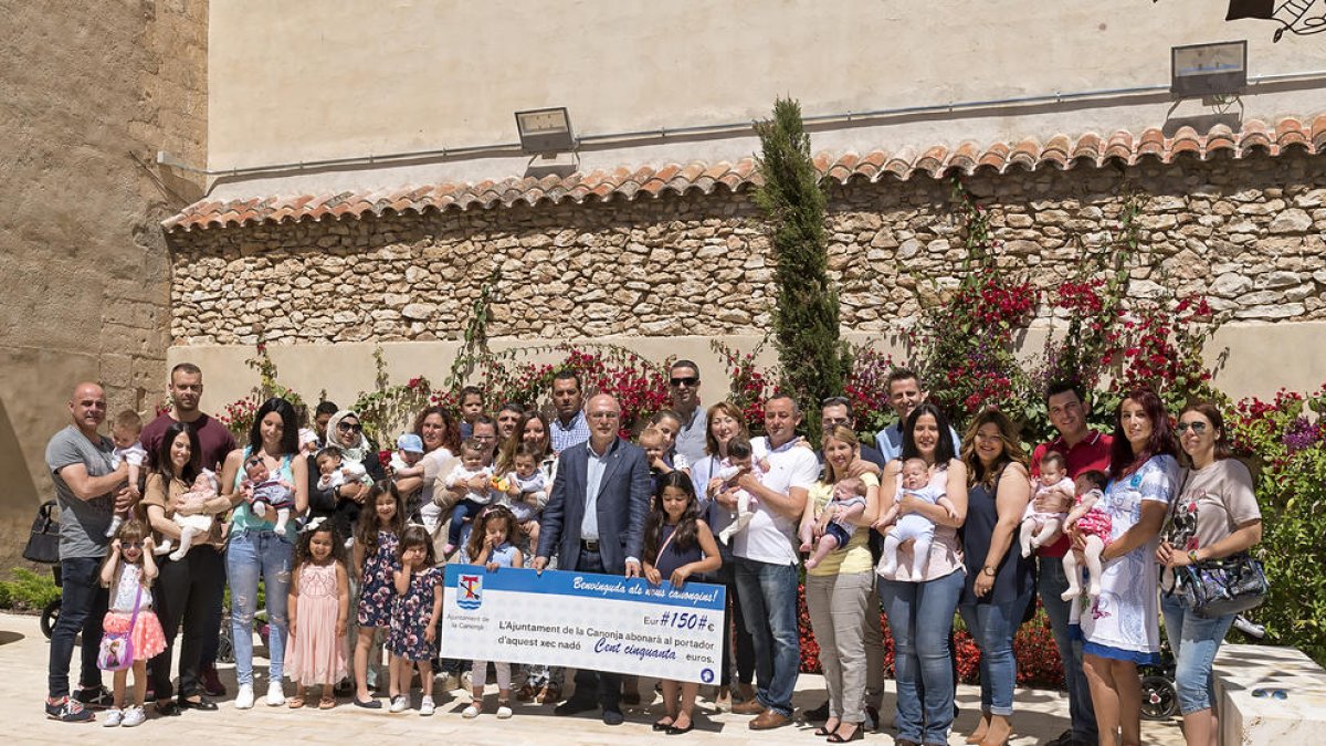El alcalde de la Canonja recibe a una treintena de nuevas familias que se han beneficiado del cheque bebé