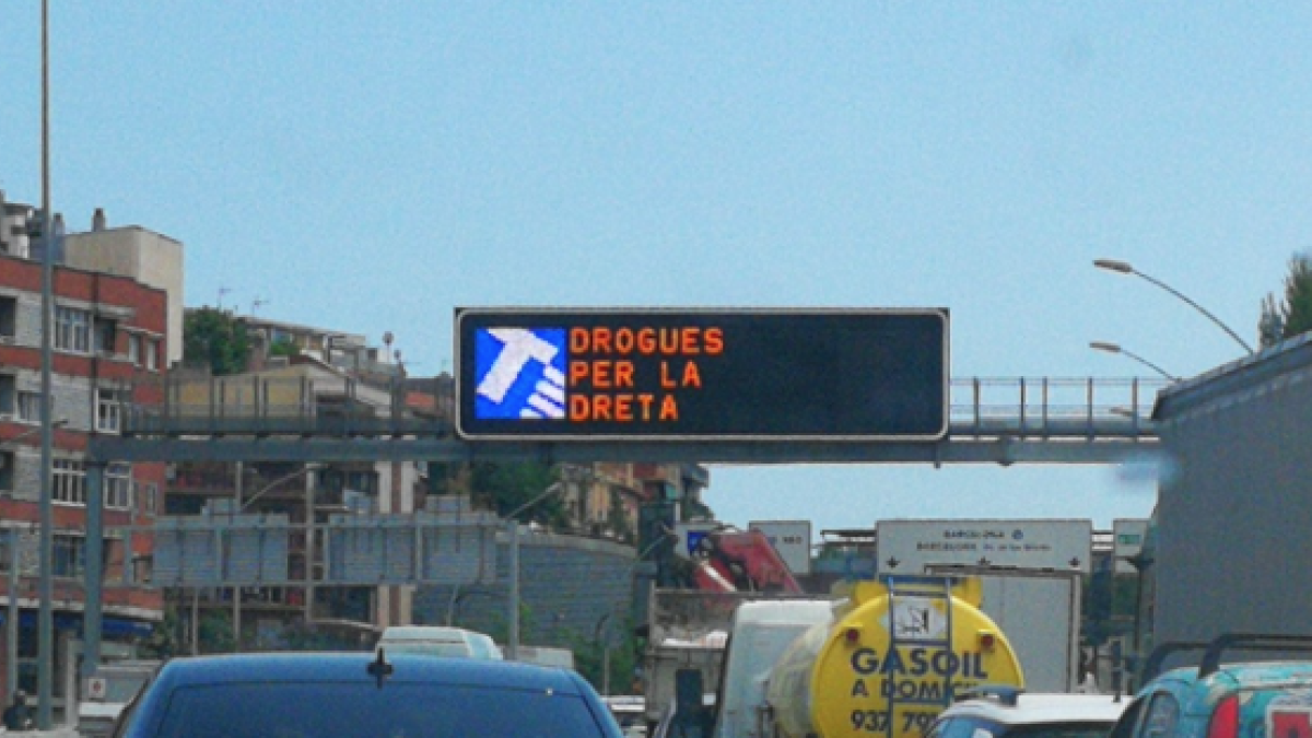 Sorpresa a Barcelona pel missatge d'un cartell de trànsit