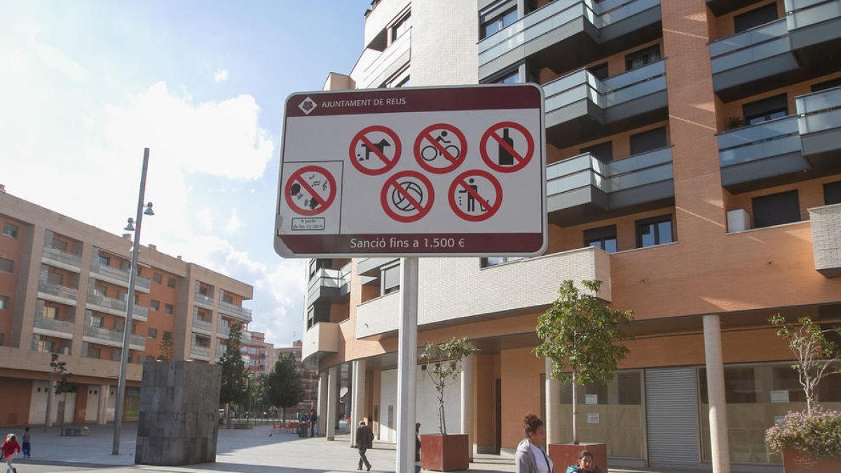 Un jutge veu «desproporcionada» la sanció per orinar a la via pública