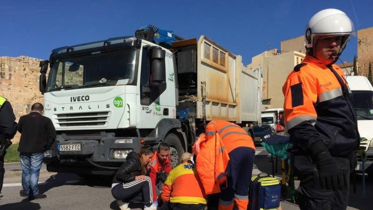 Un camión de la basura atropella a un hombre y lo envía al hospital