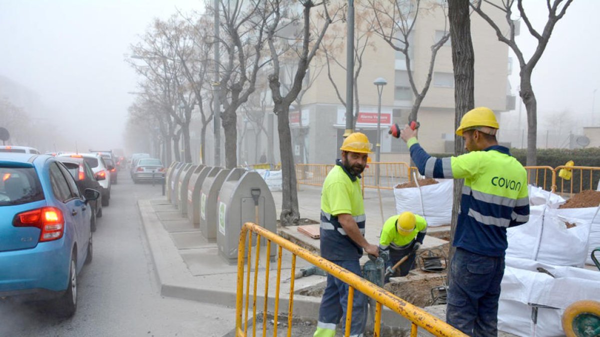 Obres a les illes de contenidors per evitar que s'inundin quan plou